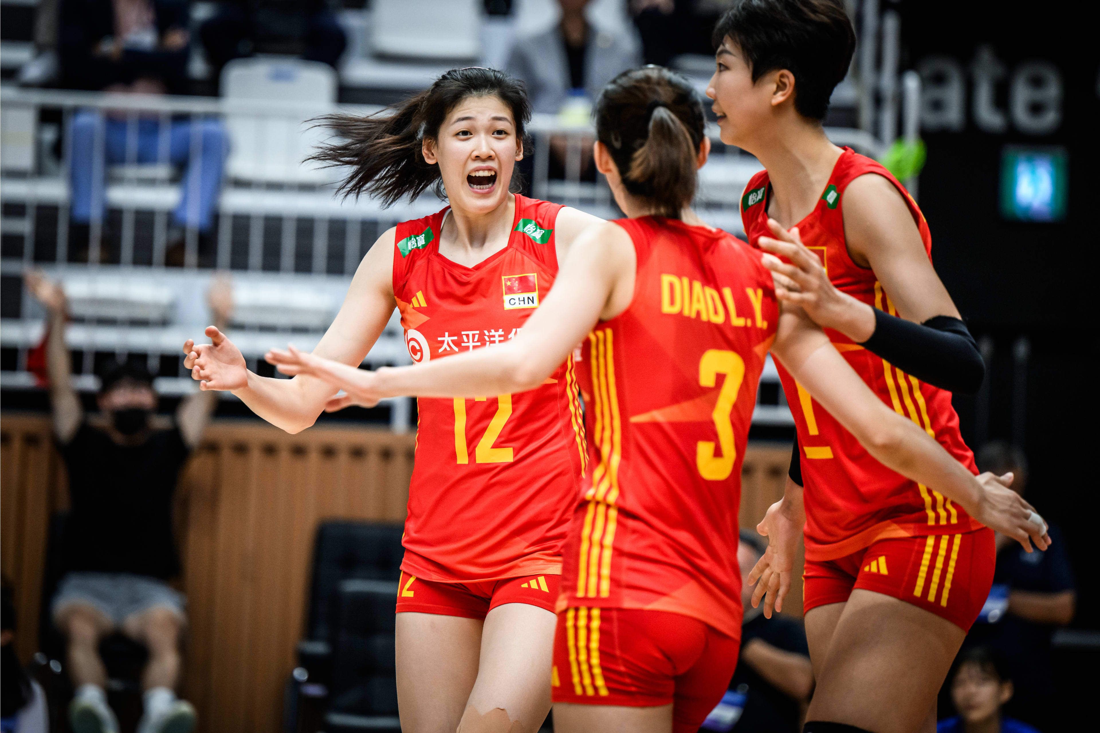 而在发现《新神榜：哪吒重生》预告片里没有女角色后，宝青坊主安心坐稳;追光最红女明星的位置，现场热舞气场全开魅力四射，并对观众喊话;想看什么，记得发弹幕哦，但一秒傲娇，;演什么全看心情！宝青坊主率真可爱的形象带来超多欢乐